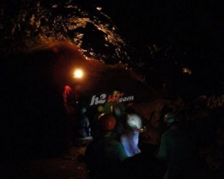  Dunkle Höhle 